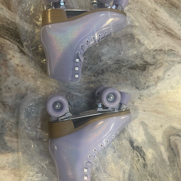 Iridescent Lavender Roller Skates - Picture 1 of 4